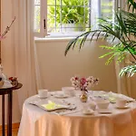 Palace Schoen Milesi - Esense Of Prestige - Private Pool - Old Money Style Luxury Rooms - Walking Distance To The Old Town, The Beach And All Amenities - Buralux Properties