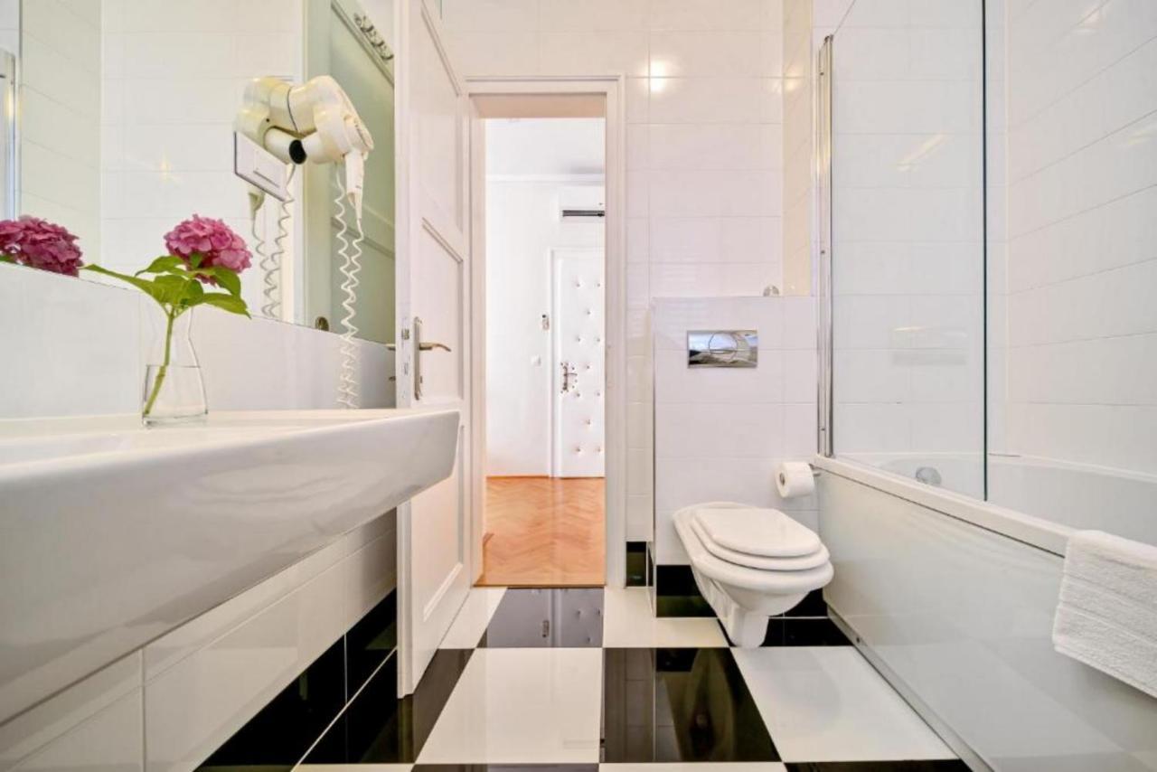 Gostinjska kuća Palace Schoen Milesi - Esense Of Prestige - Private Pool - Old Money Style Luxury - Walking Distance To The Old Town, The And Amenities - Buralux