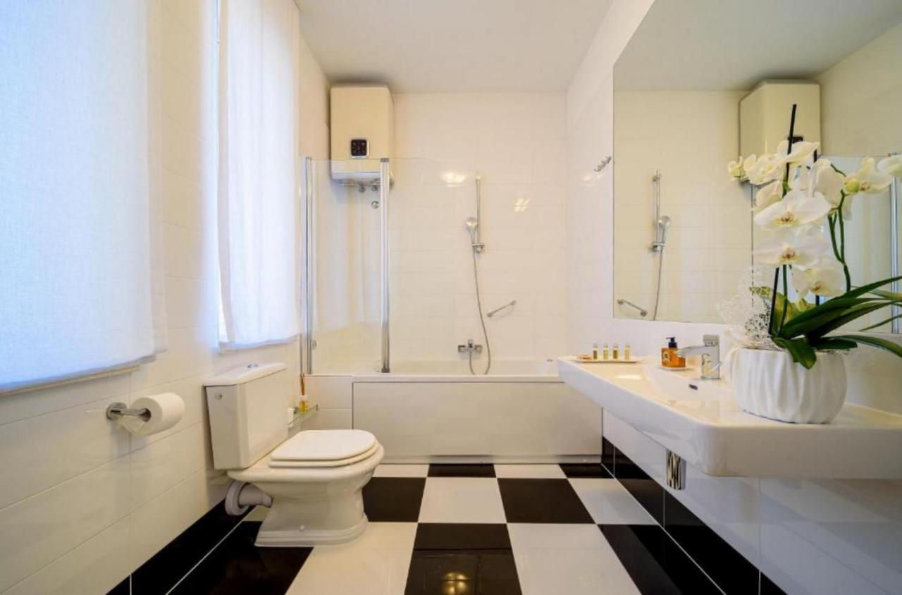 Gostinjska kuća Palace Schoen Milesi - Esense Of Prestige - Private Pool - Old Money Style Luxury - Walking Distance To The Old Town, The And Amenities - Buralux