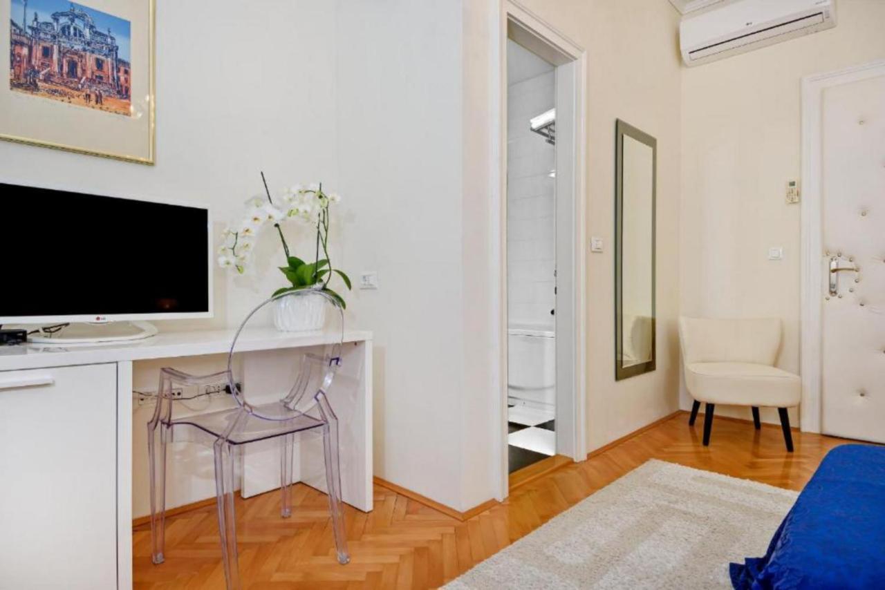 Palace Schoen Milesi - Esense Of Prestige - Private Pool - Old Money Style Luxury - Walking Distance To The Old Town, The And Amenities - Buralux Gostinjska kuća 4*