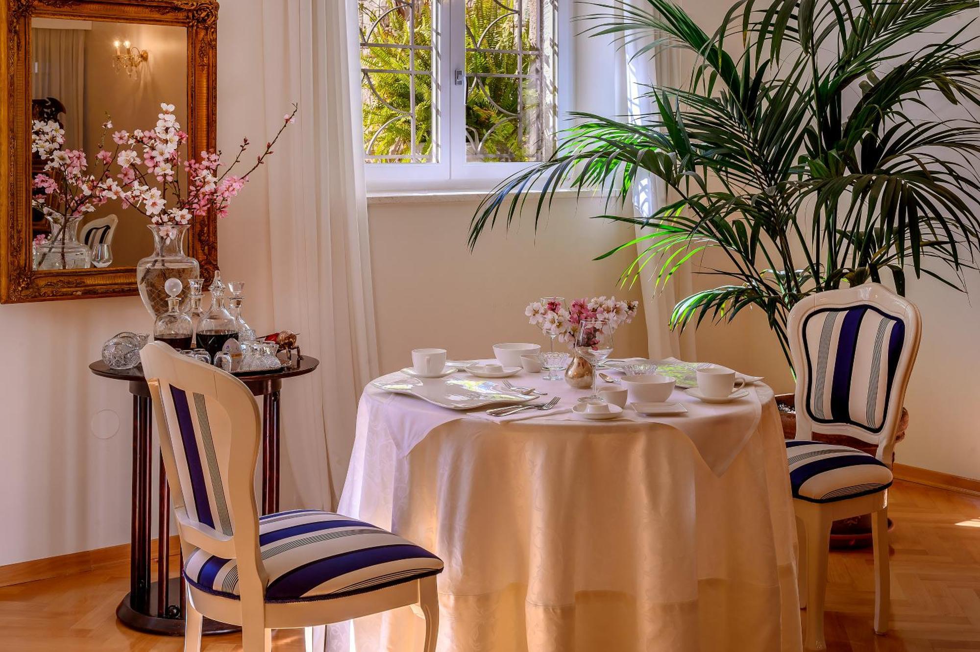 Palace Schoen Milesi - Esense Of Prestige - Private Pool - Old Money Style Luxury - Walking Distance To The Old Town, The And Amenities - Buralux 4*